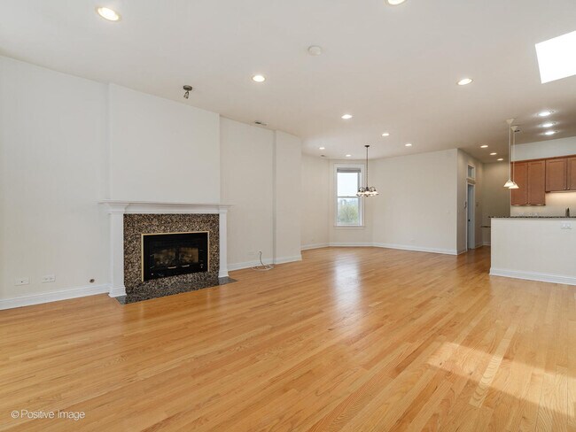 Building Photo - 709 W Diversey Pkwy