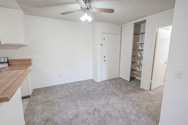 Building Photo - Cozy 2 Bedroom Condo in Valencia!