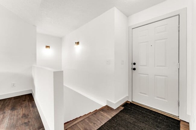 Building Photo - NIXA-5 Bed, 3 bath REMODELED Home | Walkout BASEMENT | Neighborhood Park | Fenced Yard | PETS Wel...