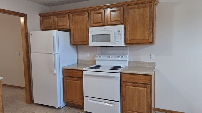 Building Photo - Make this Lovely 3 Bedroom your home for the New Year