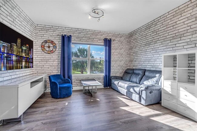 Building Photo - 3813 Greenway Dr