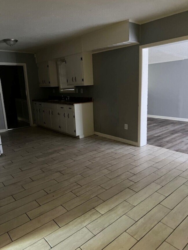 Building Photo - 693 Bonwood Ave