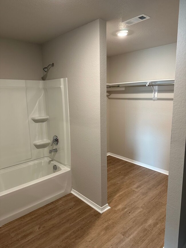 Building Photo - Comfort & Space Await — Pre-Leasing 4BR/2BA in Cypress Bend