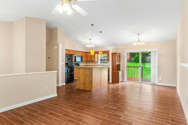Building Photo - 3 Bed / 3 Bath. Pet Friendly. Easy access ...