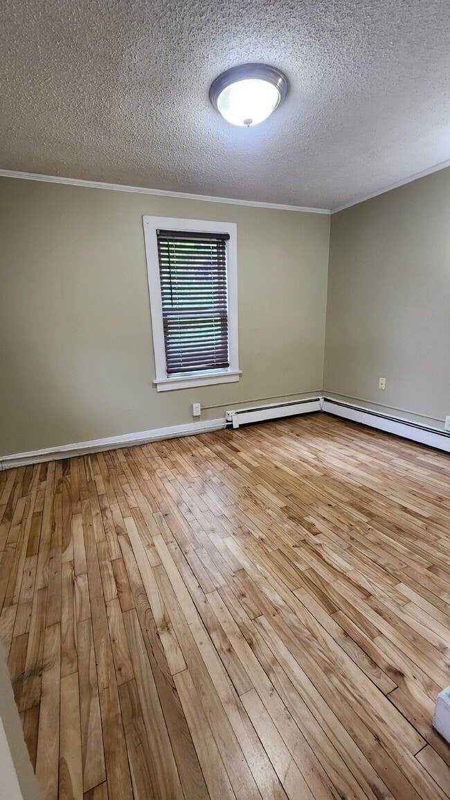 Building Photo - 2 Bedroom, 1 Bathroom with Laundry & Off Street Parking - Available August 1st!