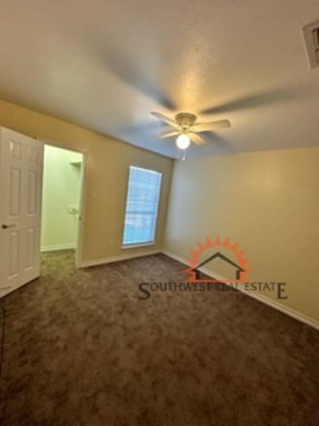 Building Photo - Beautiful 3 bedroom 2 bath brick home
