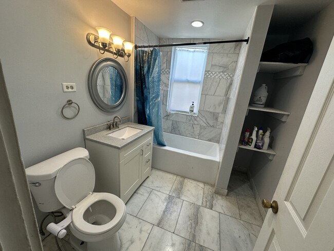 Building Photo - 5208 W Hutchinson St