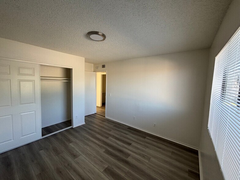 Building Photo - 1134 E Ave Q