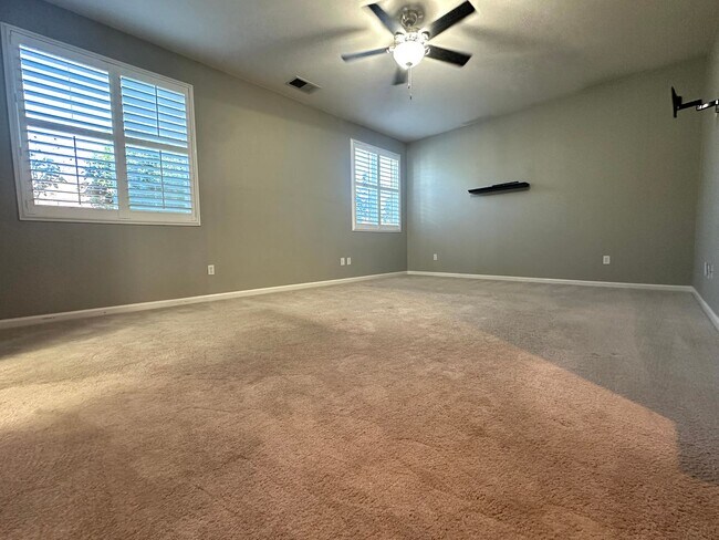 Building Photo - Gorgeous 4 Bedroom with Backyard Oasis wit...