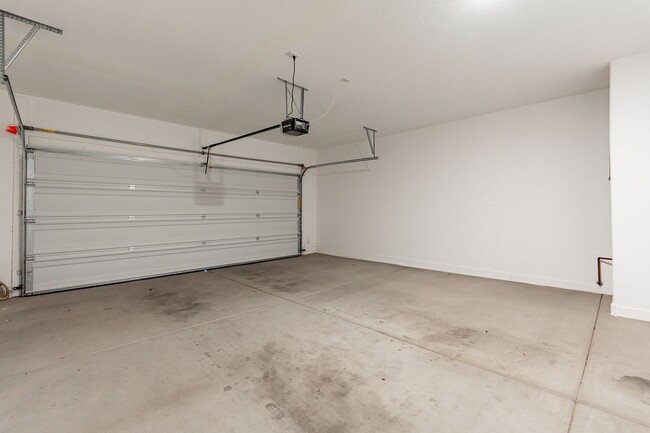 Building Photo - Beautiful and Spacious Single-Level Family...