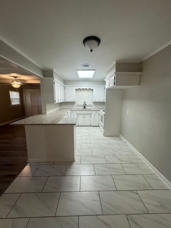 Building Photo - Spacious 4 Bedroom Bossier Remodeled Home