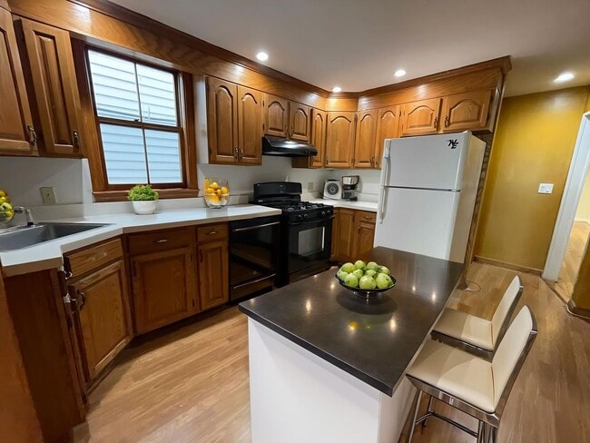 Building Photo - South Boston 5 Bed / 3 Bath – W/D in Unit – 9/1