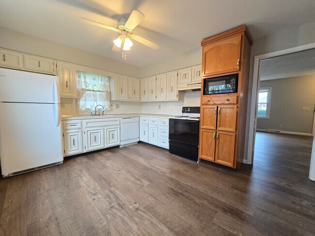 Building Photo - 306 Robinhood Ln