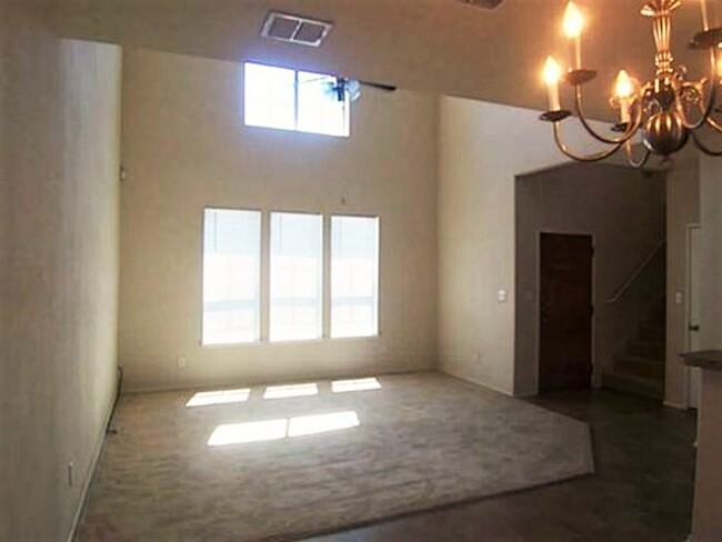 Building Photo - 3 Bed 2.5 Bath Townhome Located In The Vil...