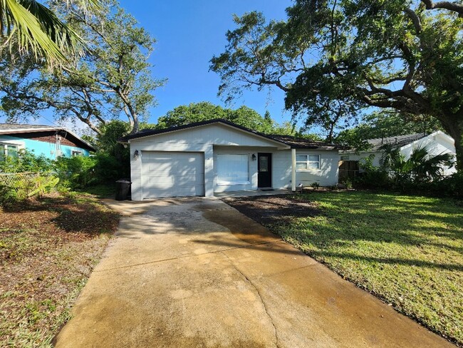 Primary Photo - Charming 2 Bed 2 Bath Beachside Home