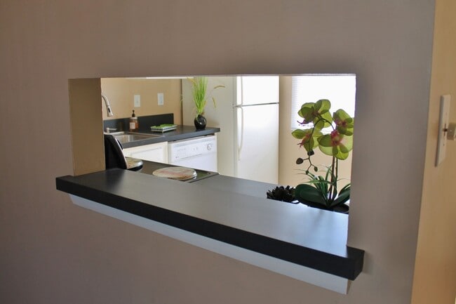 Building Photo - Amazing 2 Bedroom Townhome in Washington Square! Available 03-06-26! All Appliances Convey!