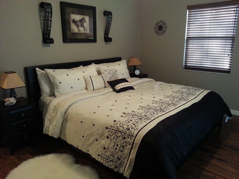 Main bedroom fits king sized bed - 917 SE 3rd St