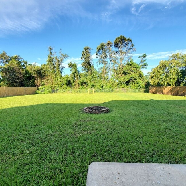 Building Photo - Charming 3-Bedroom Home with Spacious Yard...