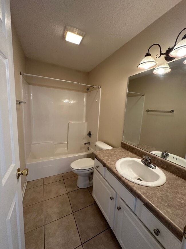 Building Photo - 3 Bed 2 Bath located in the Palm Cove Gated Community!