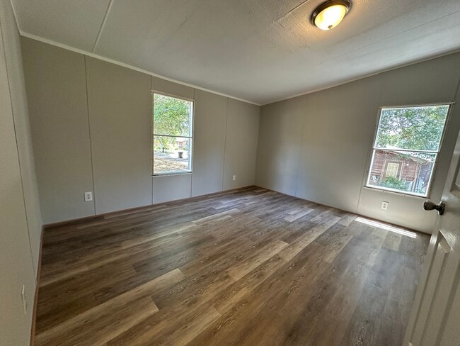 Building Photo - 319 Bridgeview Dr