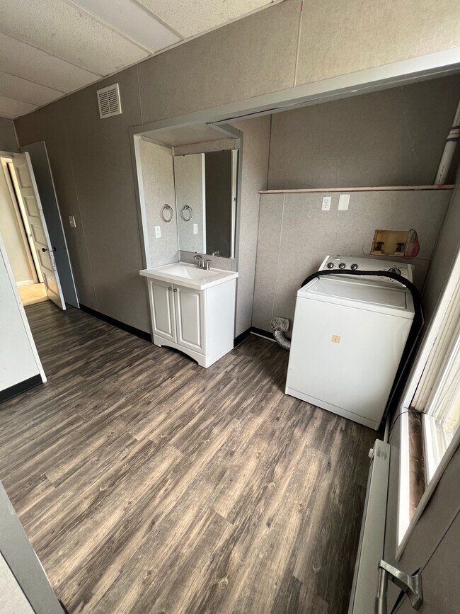 full bath with hookups - 219 N Cedar St