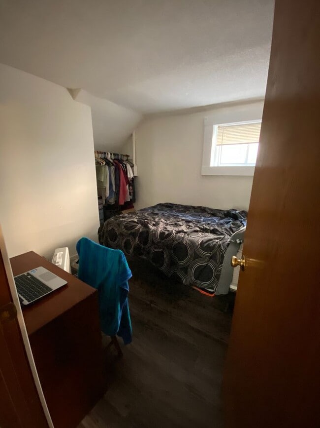 Building Photo - 3 Bedroom Near Campus