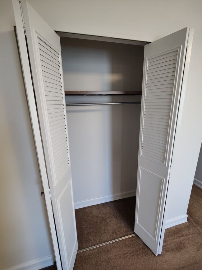 Building Photo - *Clean & Spacious 1BR/1BA Apartment Available in Mt. Washington*