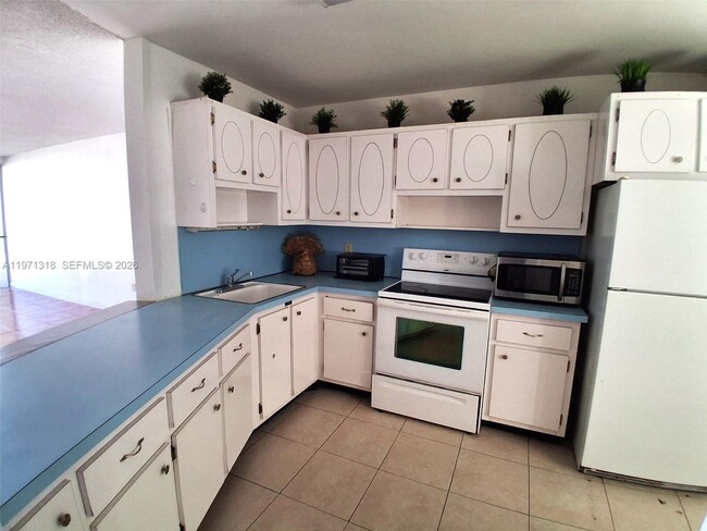 Building Photo - 1770 NE 191st St