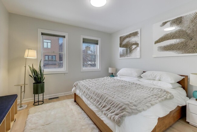 Building Photo - 1725 N Mohawk St