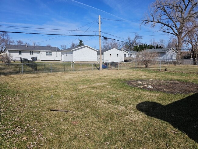 Building Photo - Great NE 3 Bedroom 2 Bath with Garage, close to shopping and I380 access