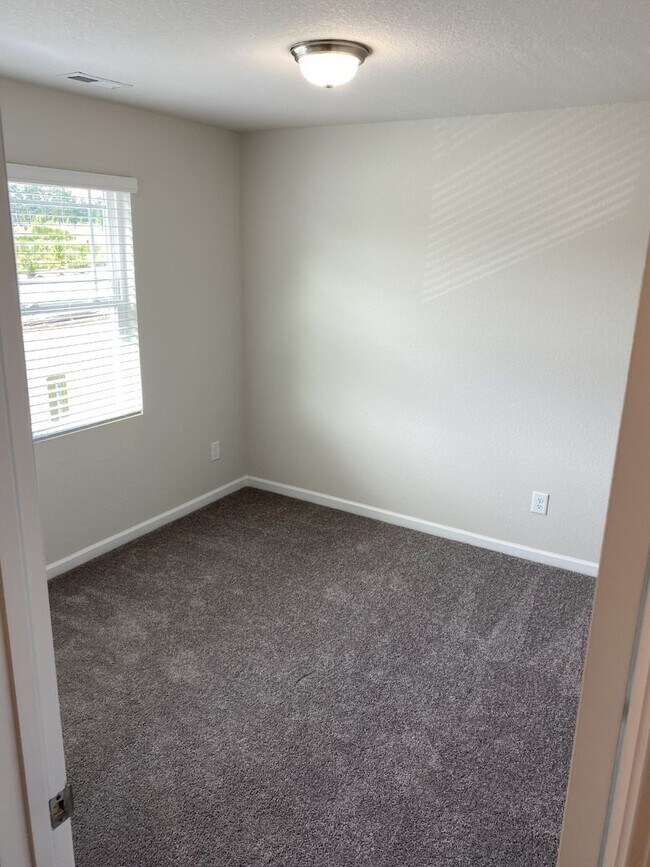 Building Photo - 3 Bedroom Wiggins Village
