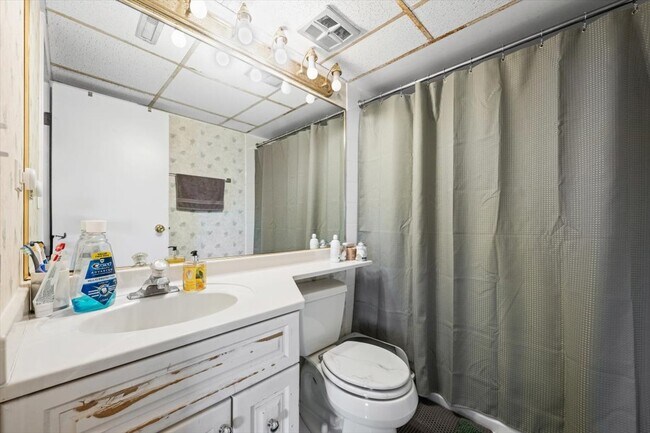 Building Photo - 3223 W Parkway Dr