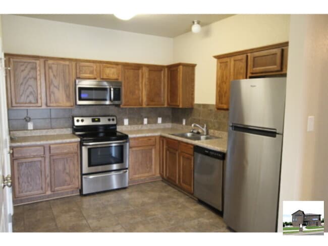 Building Photo - 917 Brookview Dr
