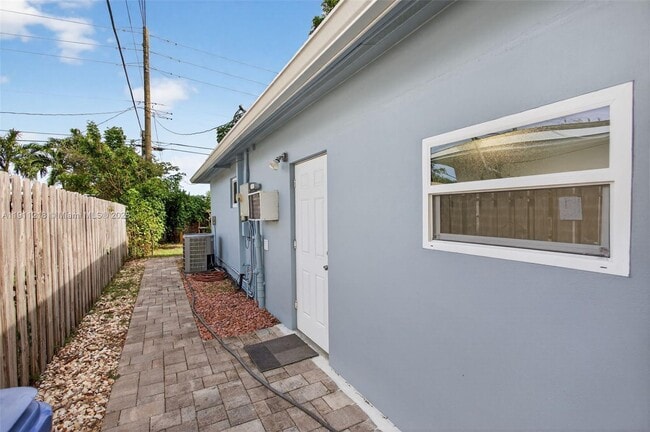 Building Photo - 4820 NE 1st Terrace