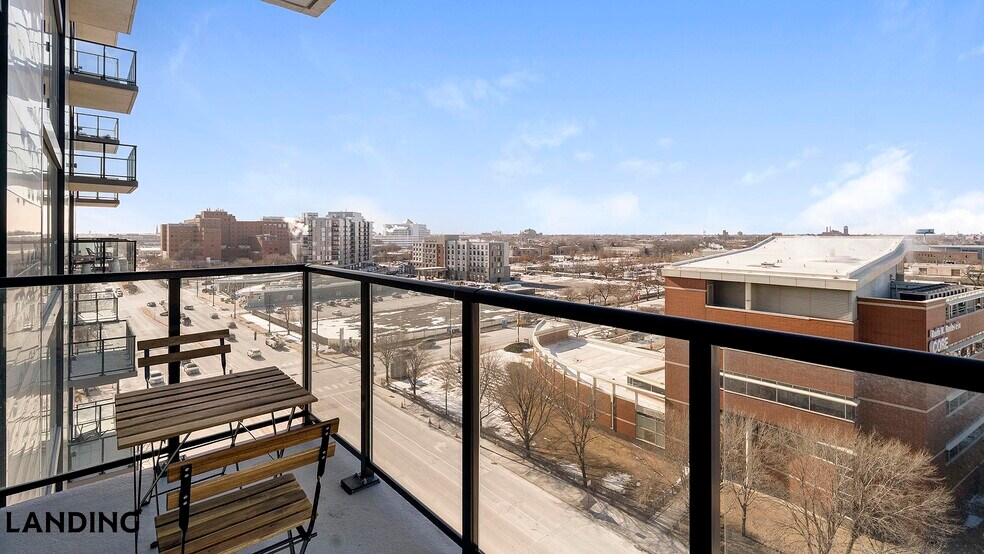 Building Photo - 513 S Damen Ave