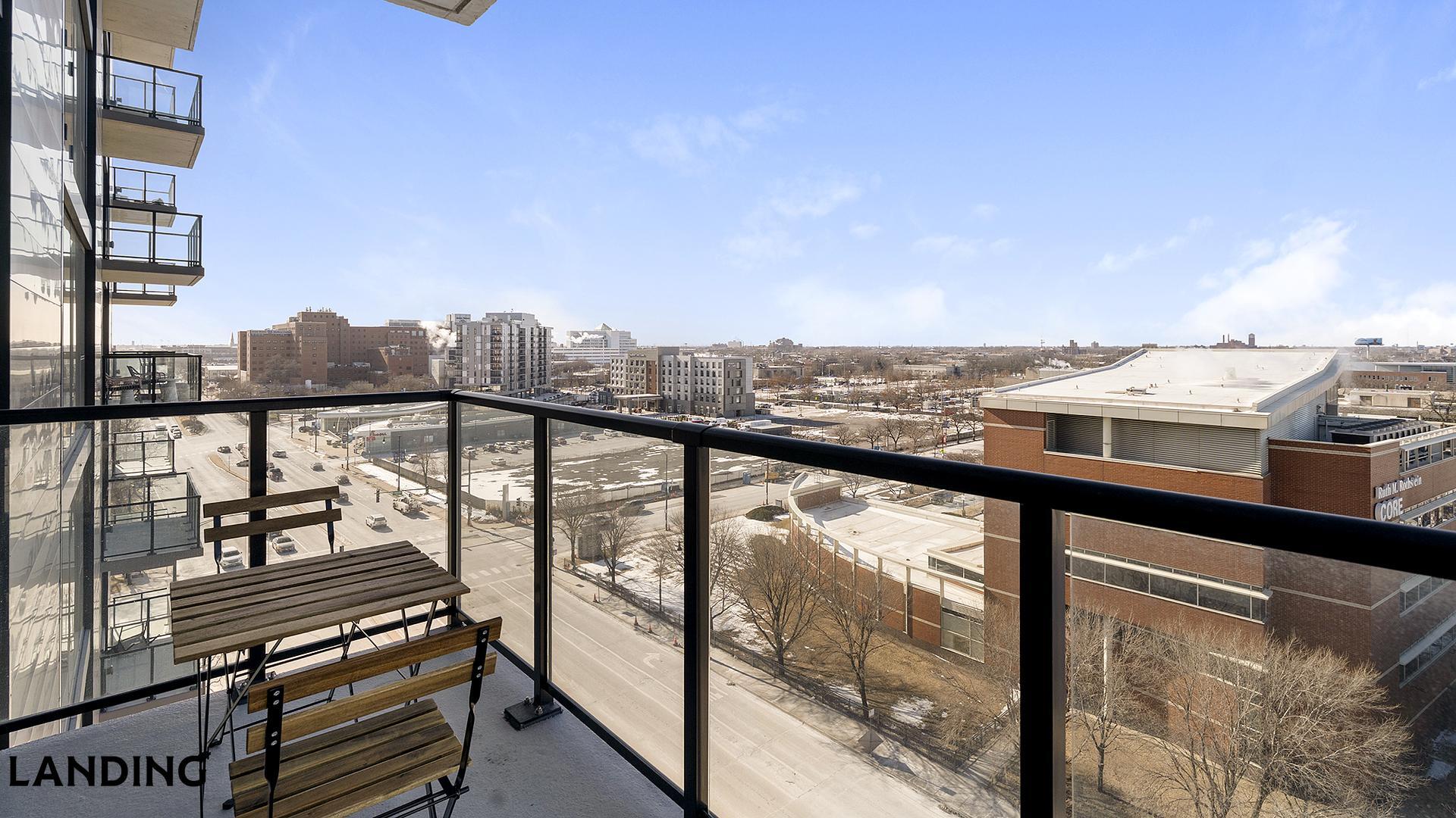 Building Photo - 513 S Damen Ave