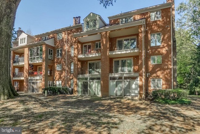 Building Photo - 1809 N Uhle St