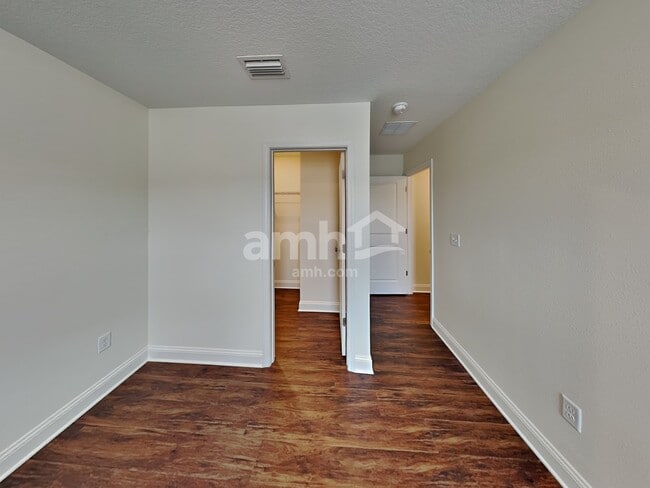 Building Photo - 400 Banyan Frst Dr