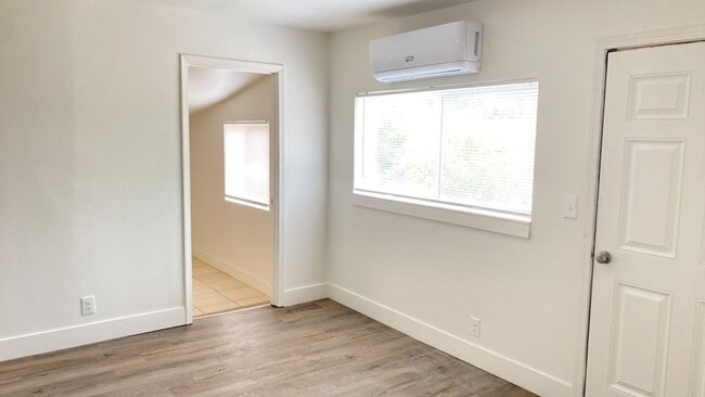 Building Photo - Recently Updated Delhi Home