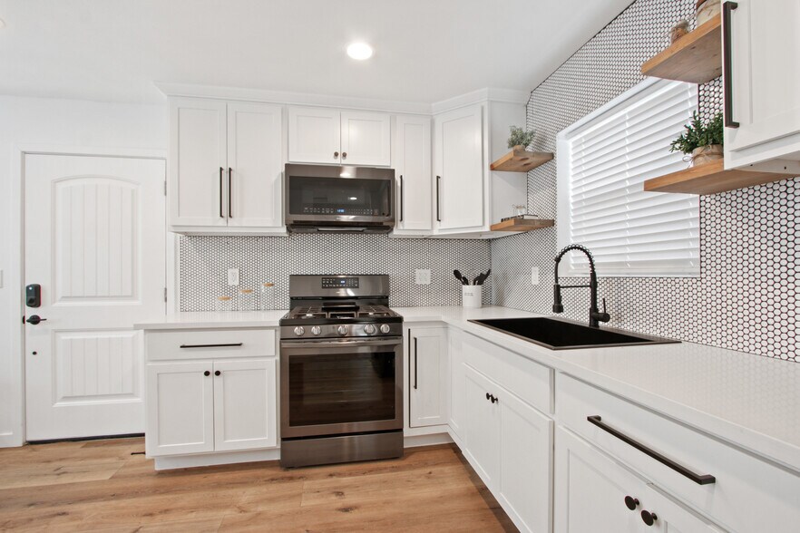 Kitchen - 528 Sunrise St