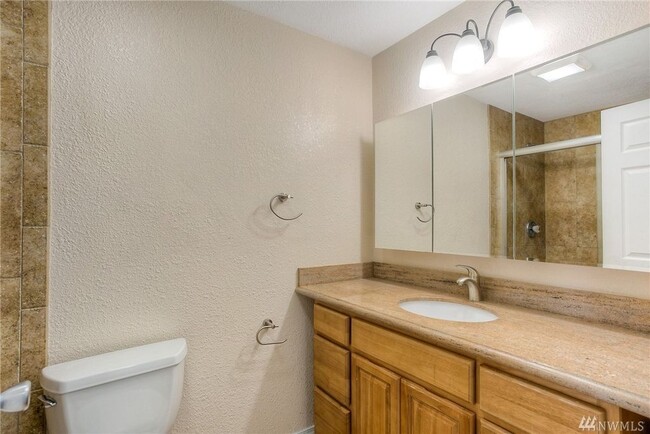 Building Photo - Beautifully remodeled south-facing unit, a...