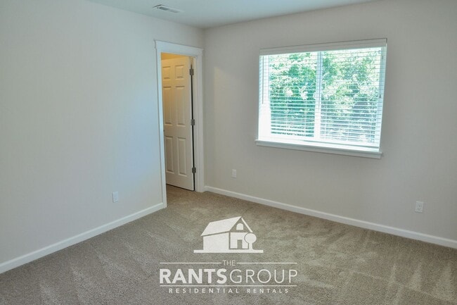 Building Photo - Beautiful  3 bedroom, 2.5 bath, 2-story home in Steilacoom Ridge