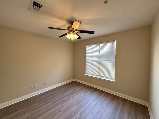 Building Photo - Spacious Downtown 1BR/1BA Condo with Pool View in Park North!!