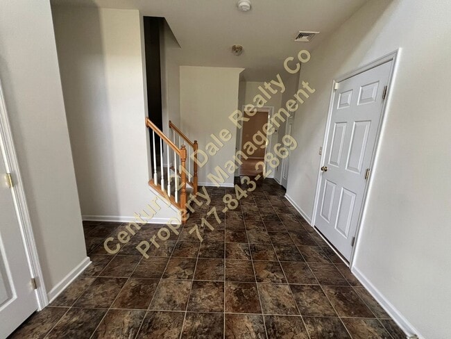 Building Photo - Beautiful 3 BR, 2.5 Bath home in Woodcrest...