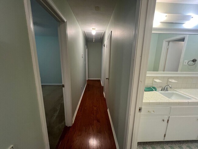 Building Photo - 3 bedroom 2 bathroom single level home in ...