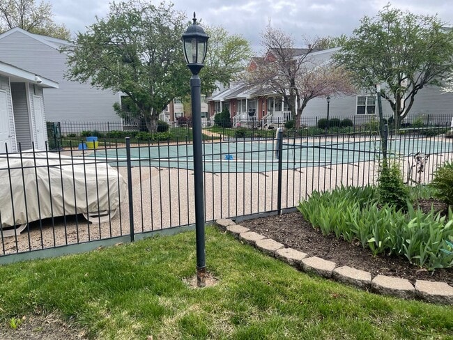 Building Photo - Beautiful 2 Bed, 1.5 Bath Townhome on the Edge of the Desirable Hill Neighborhood Available for Rent