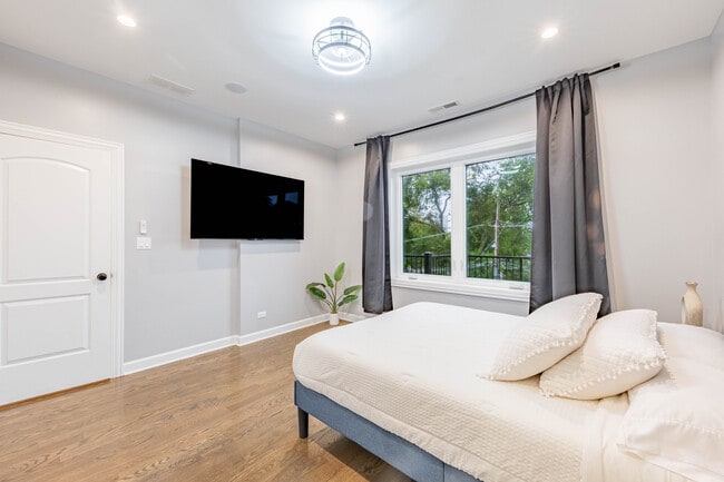 Building Photo - 4634 S Langley Ave