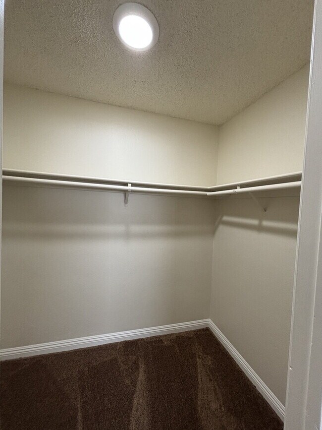 Building Photo - 2 Bedroom 1 bathroom Gem