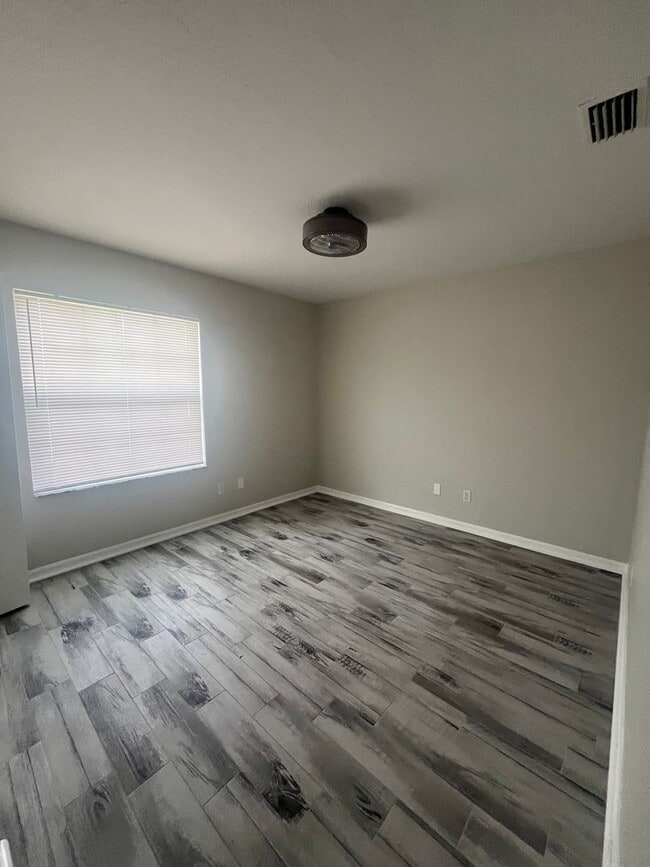 Building Photo - Nice 3 Bedroom 2 Bath Fenced in yard!