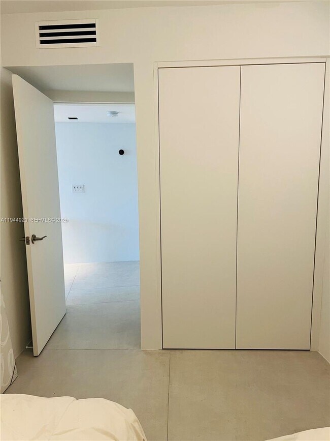 Building Photo - 900 Bay Dr